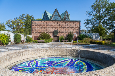 Der Brunnen vor der versöhnungskirche in Lagerlechfeld.