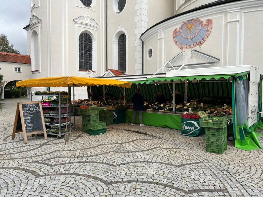 Wochenmarkt Klosterlechfeld, Marktstand vor der Kirche
